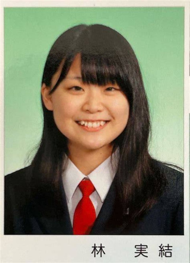 卒業アルバムで可愛く写る女子高生