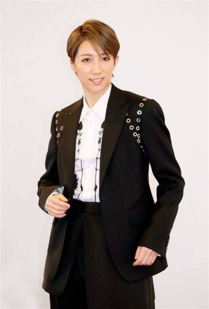 真風涼帆の凛とした男役の姿、父親の背中に学んだ美学